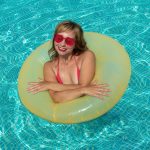 Femme en bikini au bord de la piscine