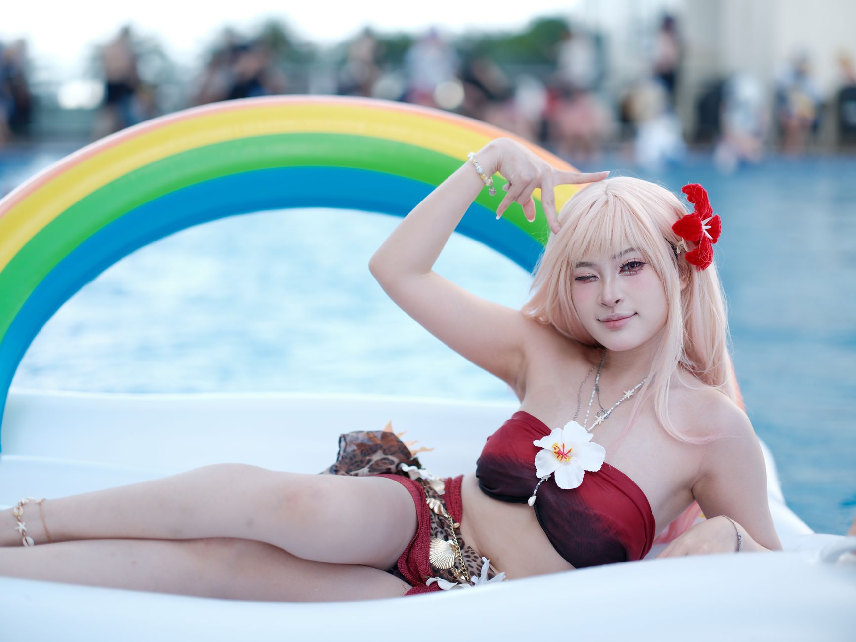 Femme en bikini au bord de la piscine