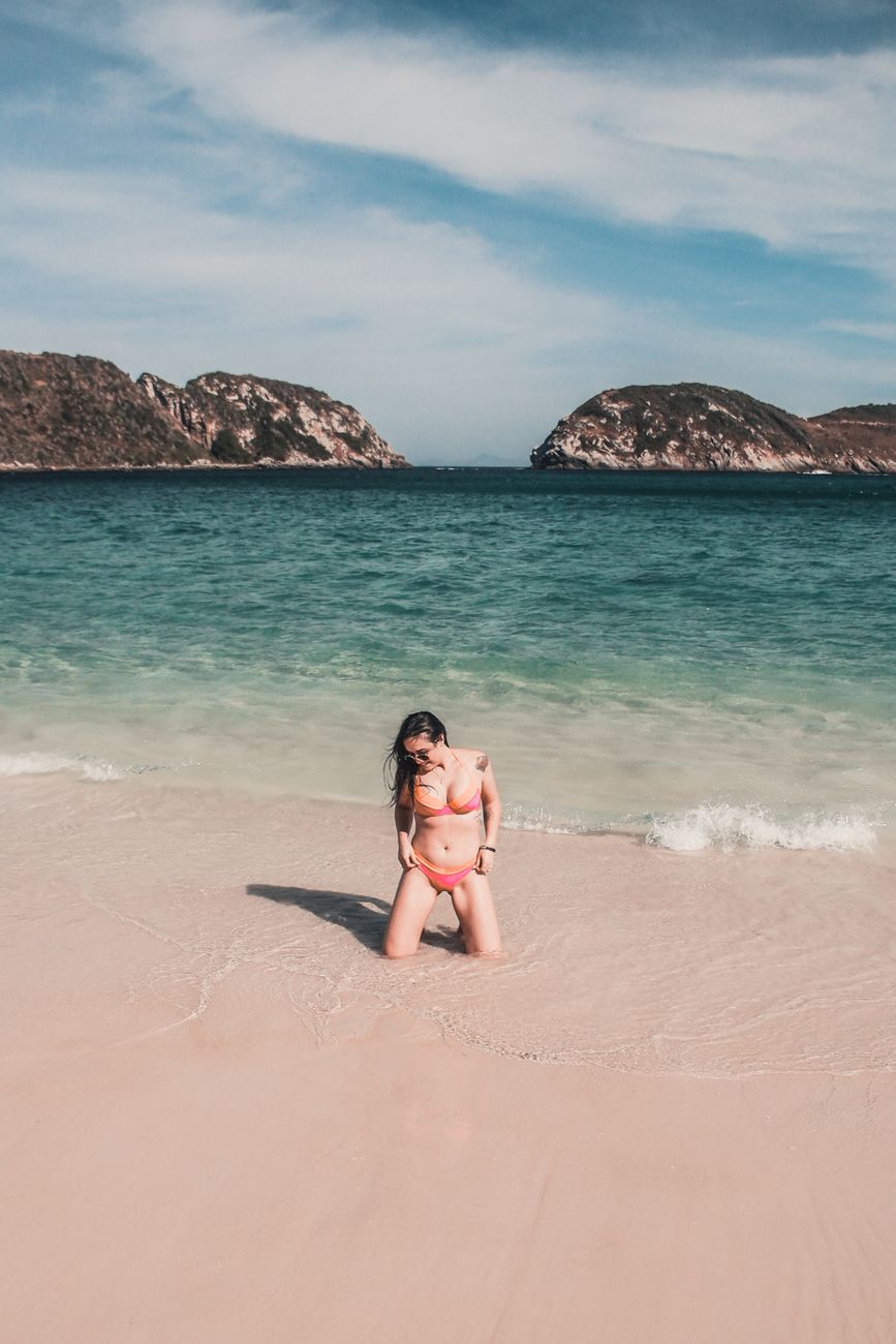 Femme en bikini au bord de la piscine